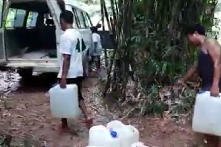 Di Desa Bersejarah Ini, Ambulans Pun untuk Mengangkut Air Bersih