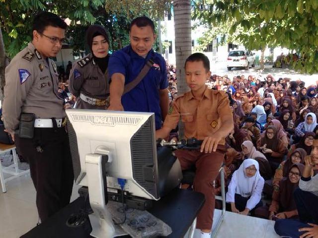 Siswa Antusias Coba Simulator Kenderaan Bermotor