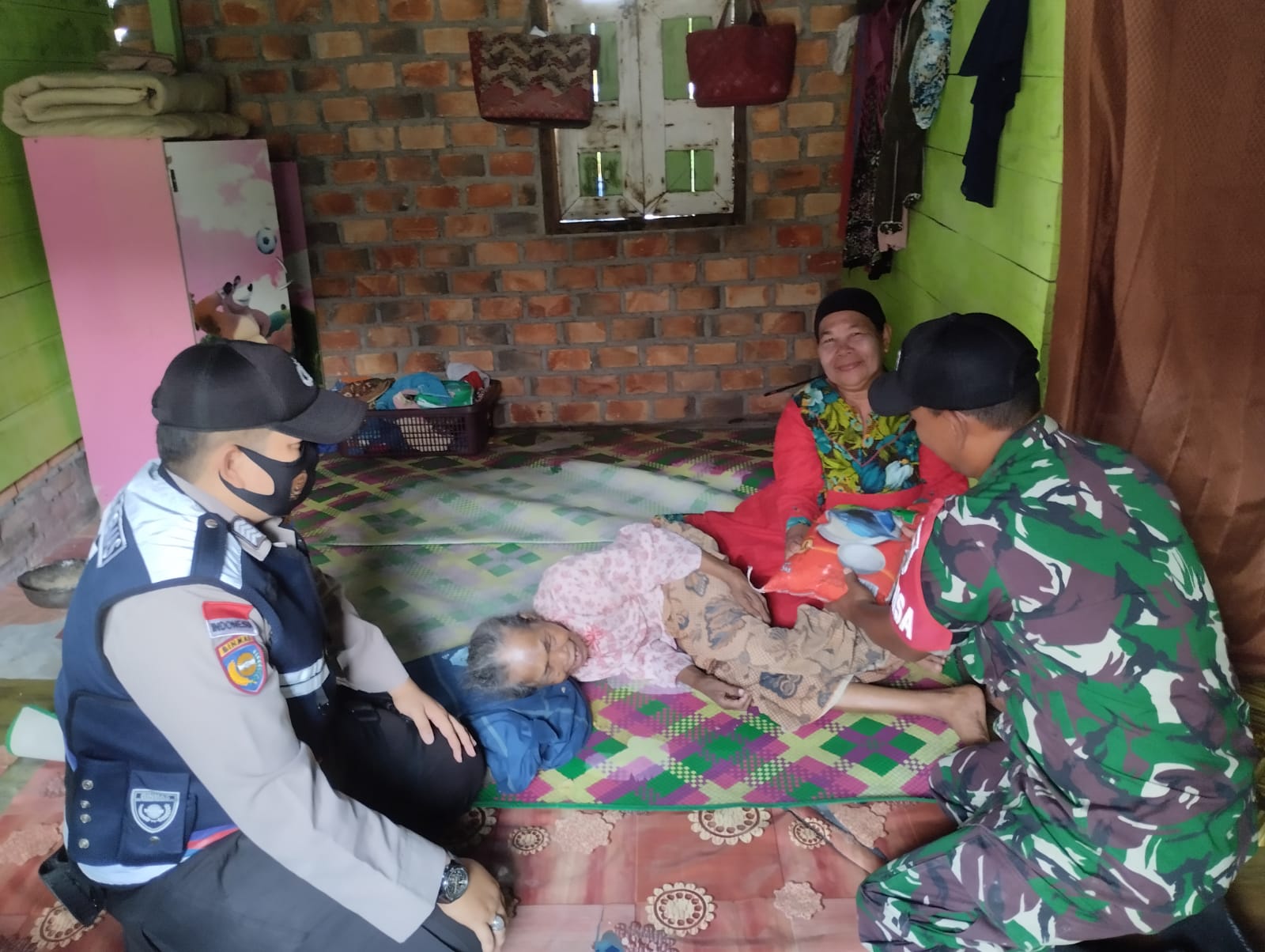 Polsek Bengkalis Bersama TNI Berikan Sembako Kepada Warga yang Sedang Sakit