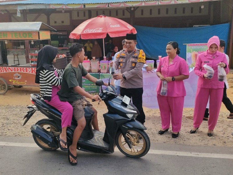 Kapolsek Rimba Melintang Ikutan War Takjil dengan Cara Humanis dan Presisi