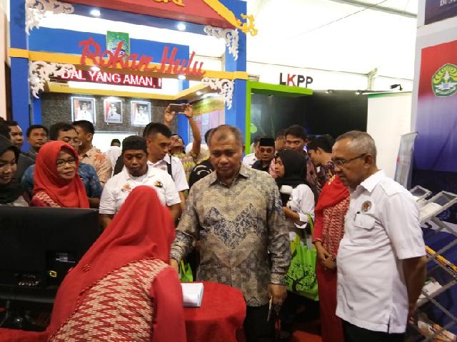 Ketua KPK dan Gubernur Riau Kunjungi Stand Pameran UR