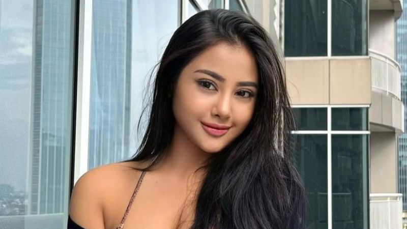 Pose Tania Ayu Bikin Netizen Jadi Halu