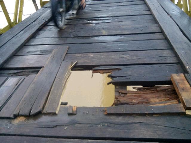 Lantai Berlobang Besar, Jembatan Gantung di Kuansing ini Siap Menunggu Korban