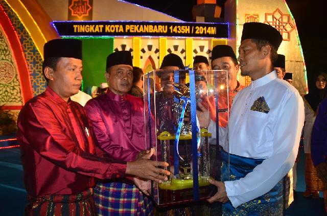 Tenayan Raya Pertahankan Juara Umum MTQ Ke-47 Pekanbaru