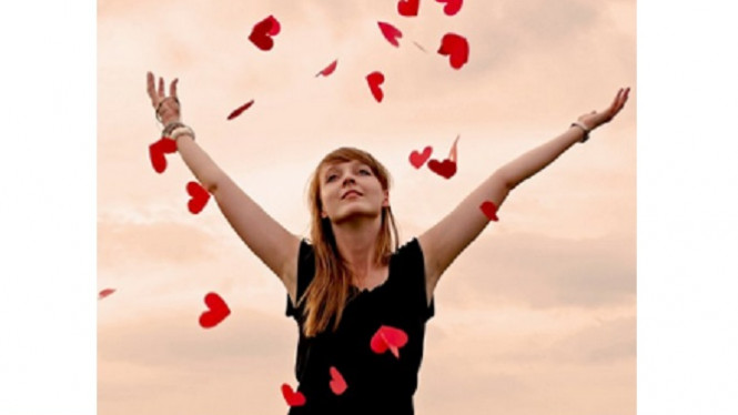 6 Prilaku Unik Wanita Saat Jatuh Cinta