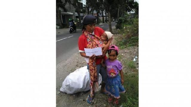 Balita Ini Harus Berjalan Hingga 2 Kilometer Ikut Ibunya Memulung