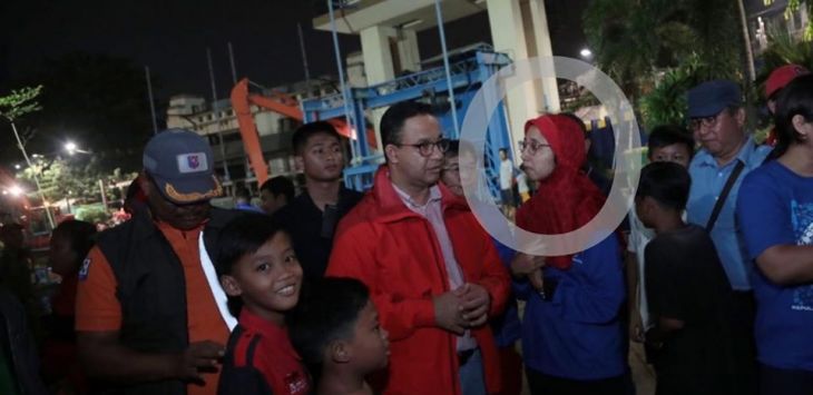 Ika, Petugas Pintu Air Manggarai Terobos Banjir Demi Bekerja, Padahal Rumahnya Tenggelam