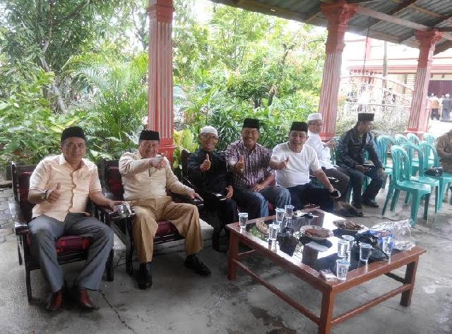 Meski Cuma Untuk Takziah, Saat Diabadikan Lima Tokoh ini Kompak Angkat Ibu Jari