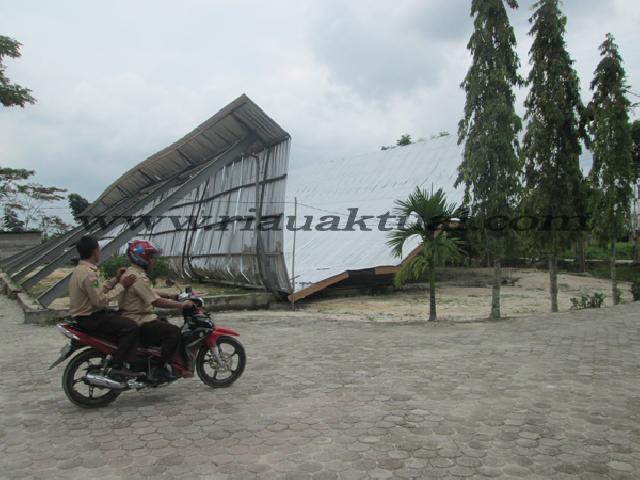Kelanjutan Pembangunan Aula SMPN 4 yang Rubuh pakai Dana APBD