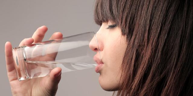 Berikut, alasan kenapa kamu tak boleh sering minum saat makan