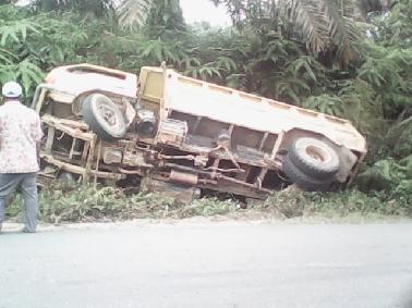 Muatan Berlebih, Truk Terbalik di Jalan Kebun Durian