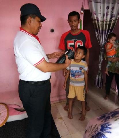 Wabup Bagikan Lavitrap Kepada Warga