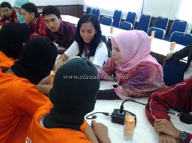 Anggota Geng Motor Menangis di Hadapan Ade Hartati