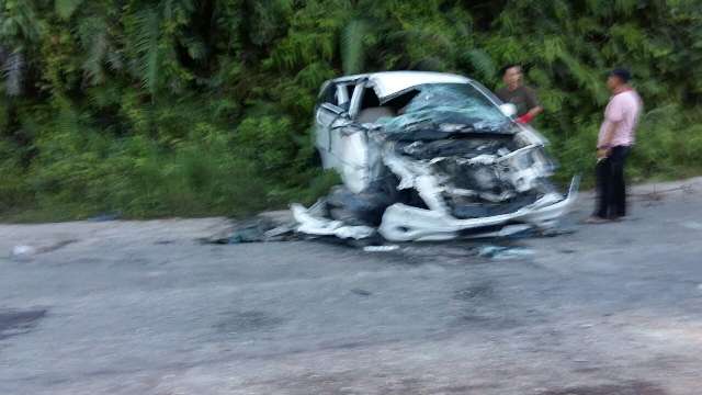 Meski Mobil Hancur, Supir dan Penumpang Selamat