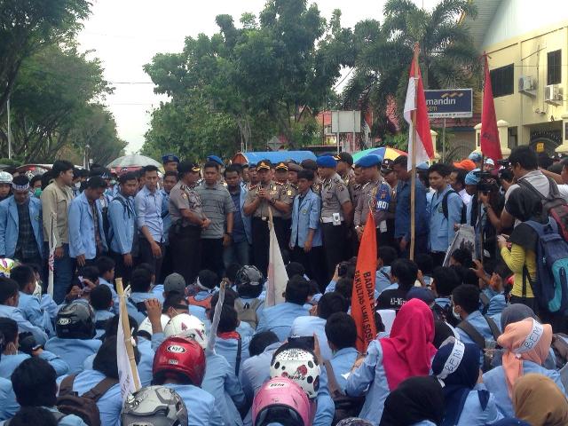 Wakapolda Riau Temui Ratusan Mahasiswa Pengunjuk Rasa