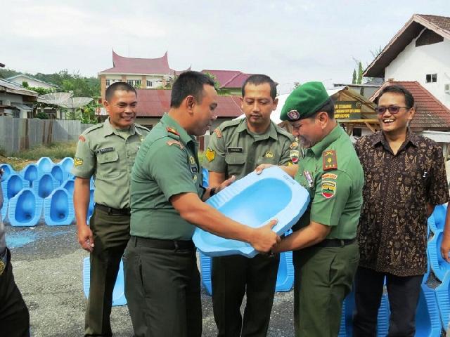 Dandim 0313/KPR Bagikan 1000 Jamban di 3 Kabupaten