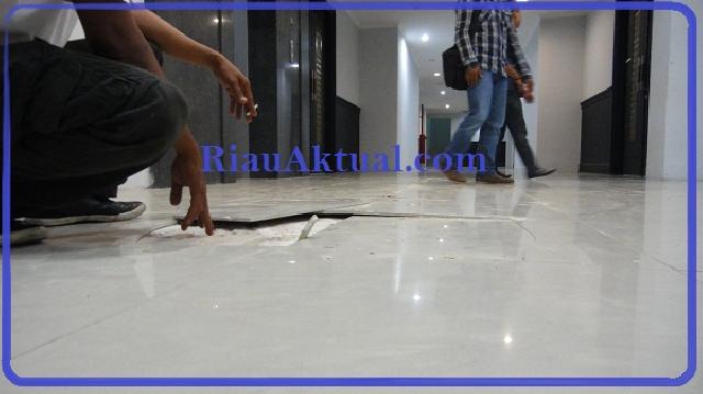Keramik Lantai Gedung DPRD, Kemarin Retak Sekarang Hancur