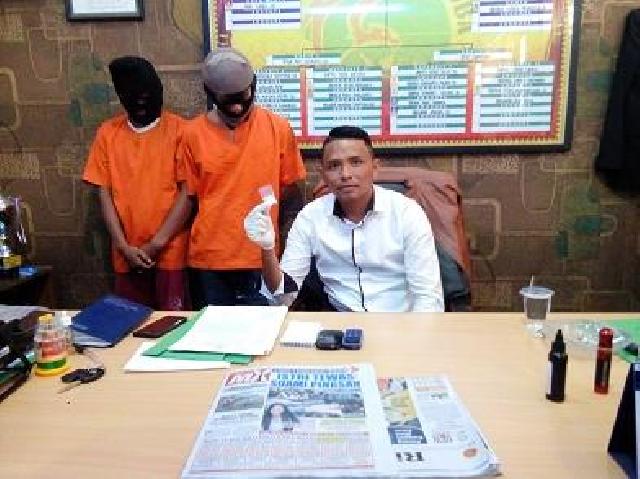 Dua Pria Ini Ditangkap Polisi Sedang Transaksi
