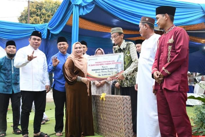 Bupati Kasmarni Bagikan Santunan di Kecamatan Bathin Solapan