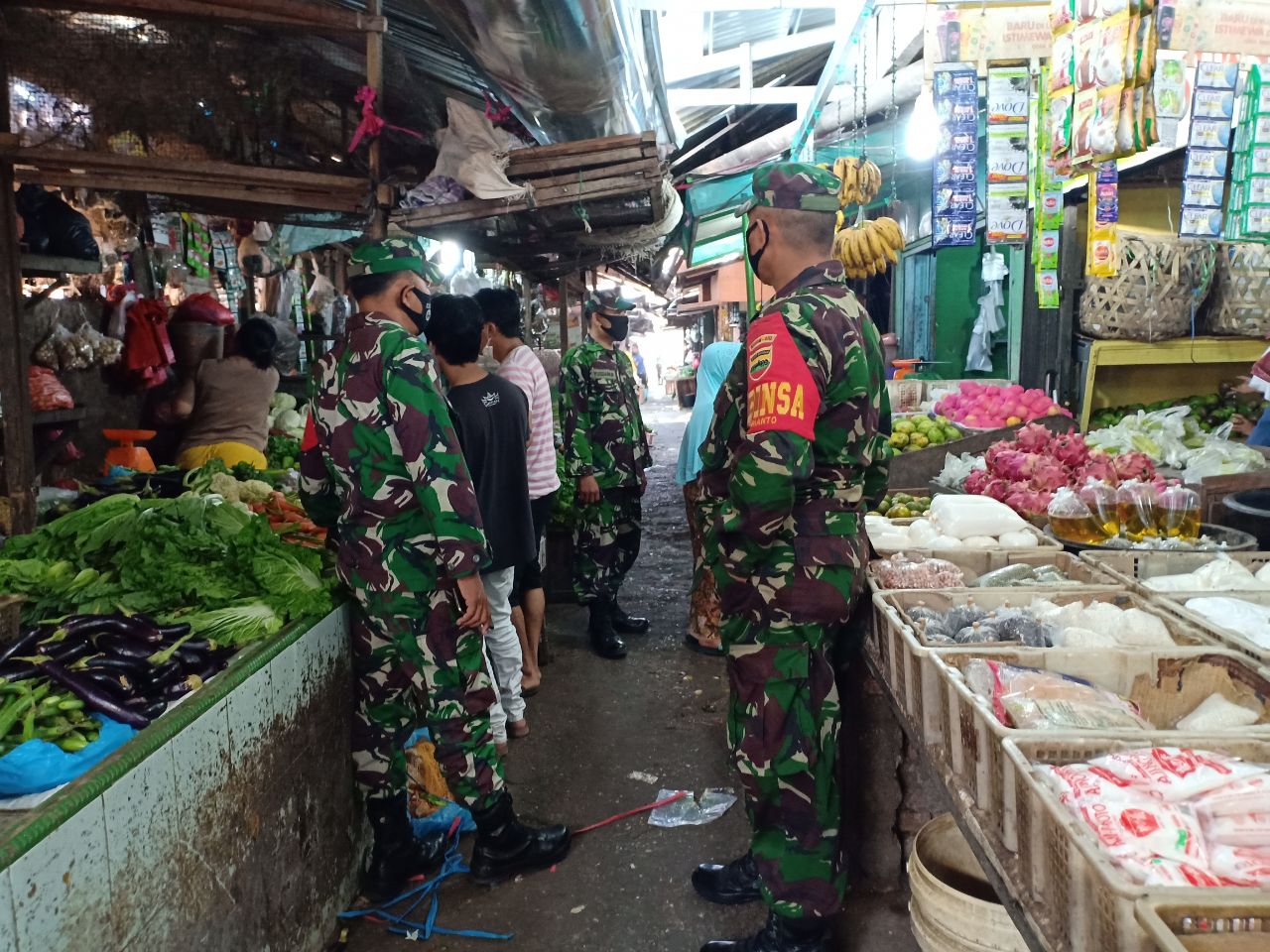 Tingkatkan Kualitas Penegakan Disiplin, Babinsa Koramil 03 Bunut Kodim 0313/KPR Kunjungi Pasar