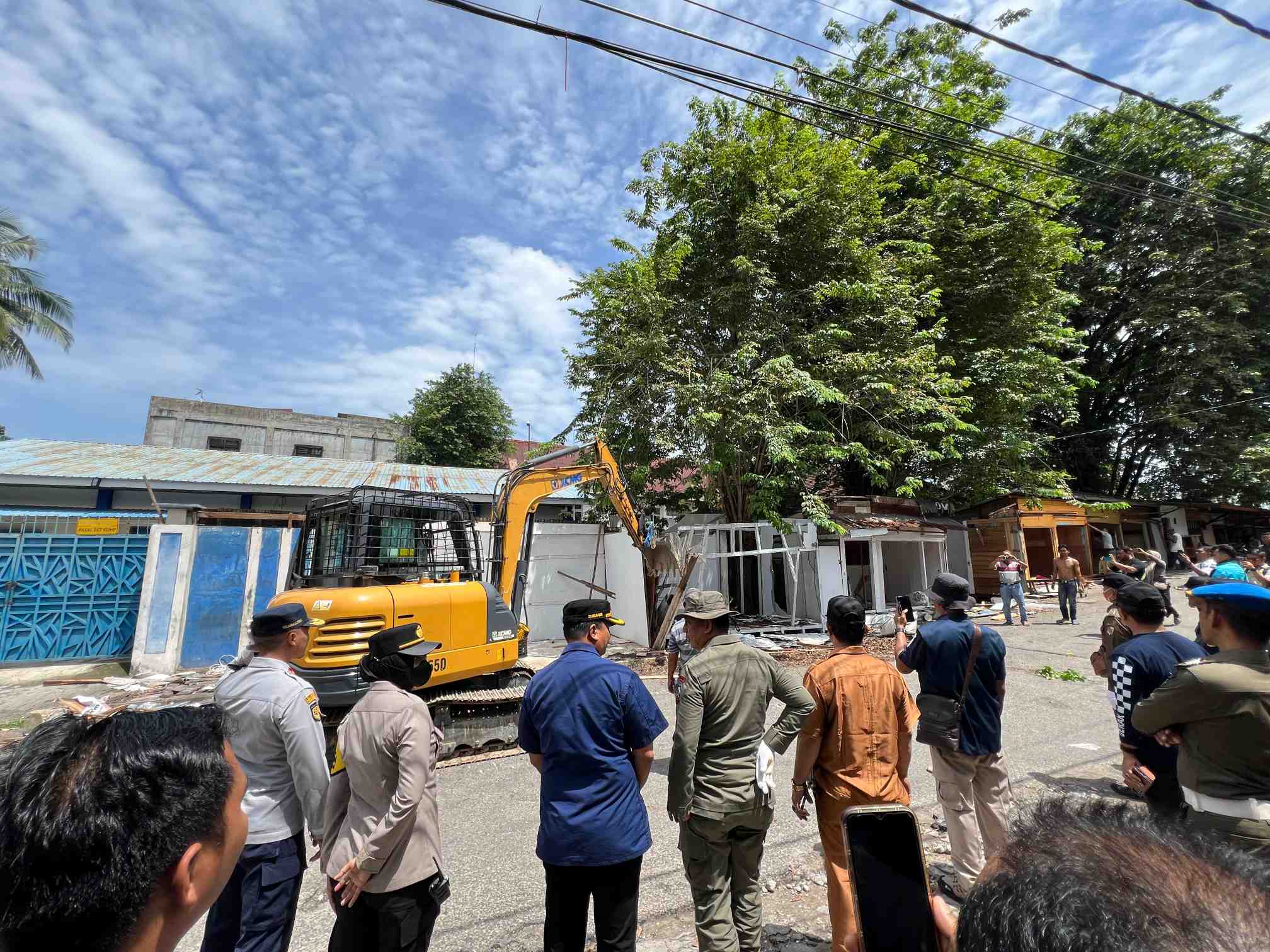 Tak Kunjung Masuk TPS, Belasan Pedagang Pasar Bawah Kembali Ditertibkan