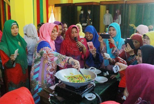 Misnarni Gelar Demo Masak Parci Nenas