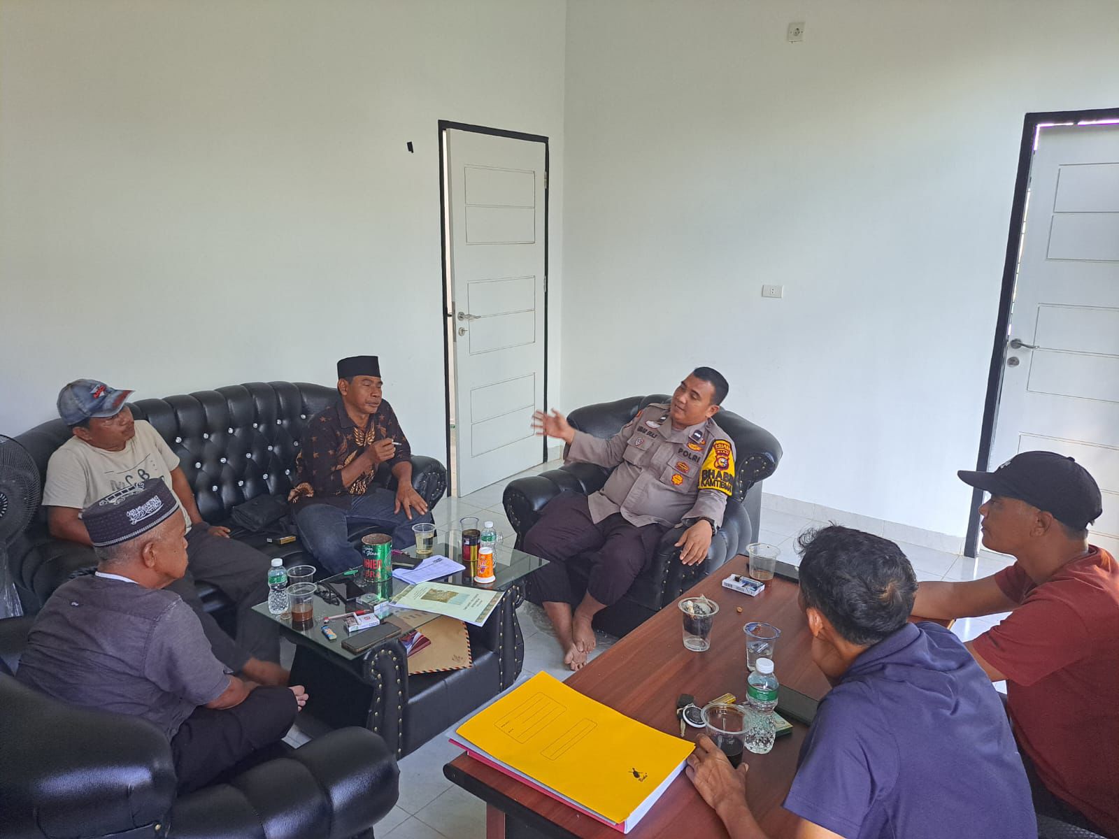 Bhabinkamtibmas Polsek Kunto DS Laksanakan Cooling System dan Sosialisasi Pilkada 2024 di Desa Koto Intan