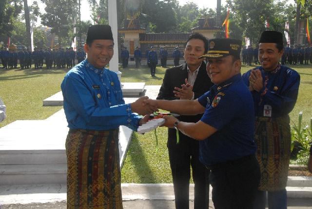 Pemko Pekanbaru Terima Dua Unit Mobil Damkar Dari SKK Migas dan Chevron
