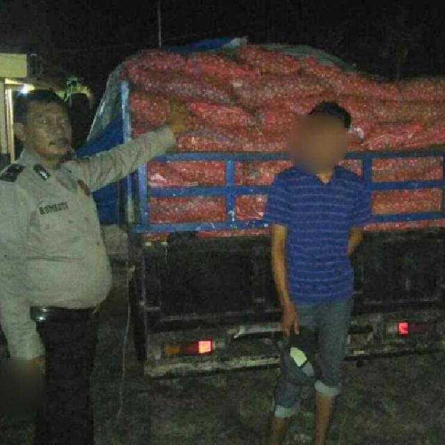 Diselundupkan dengan L-300, Polisi di Dumai Sita 300 Karung Bawang Merah Ilegal
