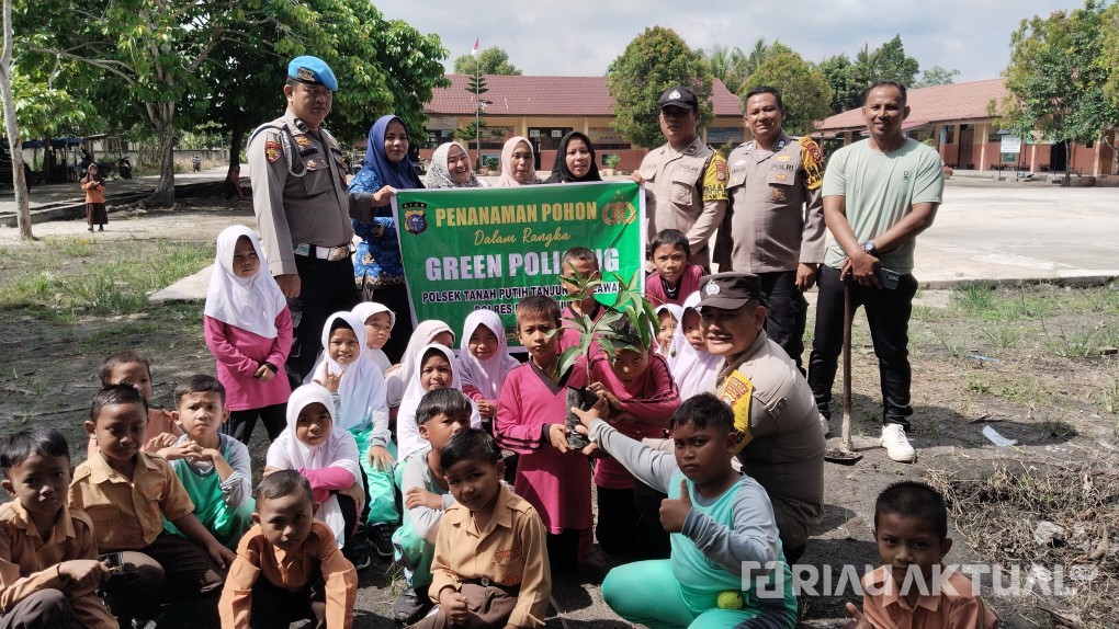 Antusias, Kapolsek TPTM Ajak Siswa SDN 007 Cinta Lingkungan Lewat Green Policing di Rohil