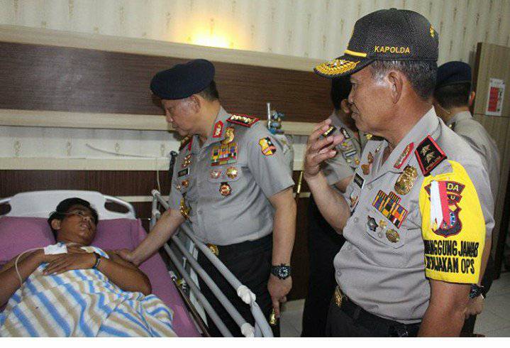 Kapolri Jenguk Wartawan dan Dua Anggota Polisi yang Jadi Korban Serangan Teroris Di Mapolda Riau