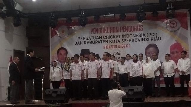 Aziz Syamsudin Lantik Pengurus Cricket Riau