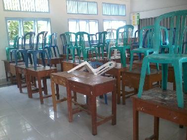 SMPN 29 Pekanbaru masih pakai Bangku Plastik