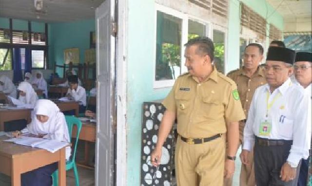 Wakil Bupati Tinjau Hari Pertama UN SMP Sederajat