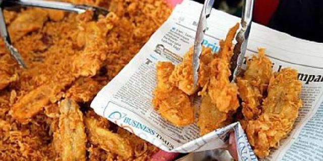 Masih sering konsumsi makanan yang dibungkus koran? Ini bahayanya