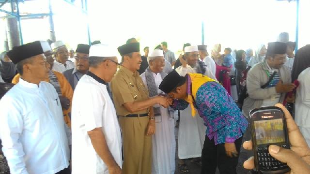 Diantar Bupati, Sekda Lepas CJH ke Tanah Suci