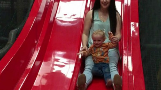Main Perosotan Sambil Dipangku Ibu, Kaki Balita Ini Patah