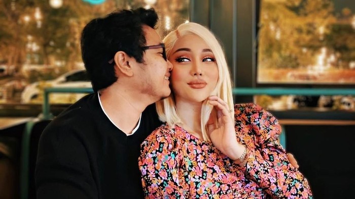 Nah lo, Jenis Kelamin Abash Kekasih Lucinta Luna Terbongkar di Kantor Polisi