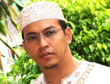 Uje Dimakamkan Satu Liang dengan Ayahnya