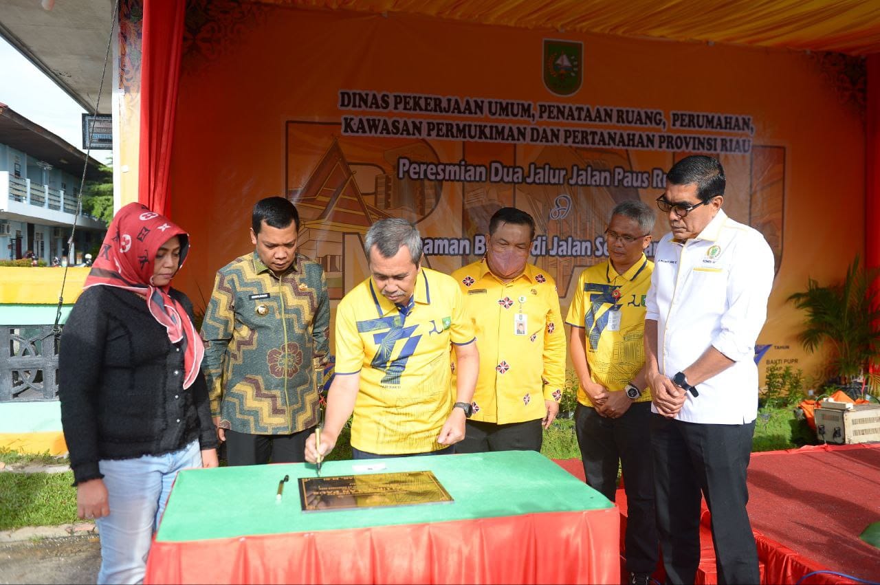 Gubernur Syamsuar Resmikan Dua Jalur Jalan Dihari Bakti PU ke-77
