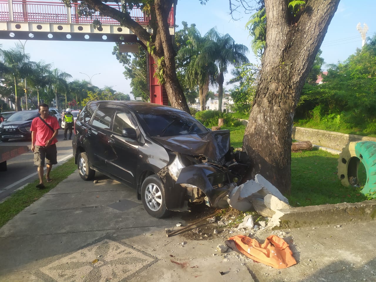 Hilang Kendali, Pengemudi Mobil Tabrak Petugas Kebersihan di Trotoar Jalan Sudirman