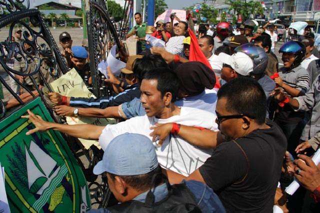 Ribuan Orang Berdemo Minta Bupati Bengkalis Mundur 