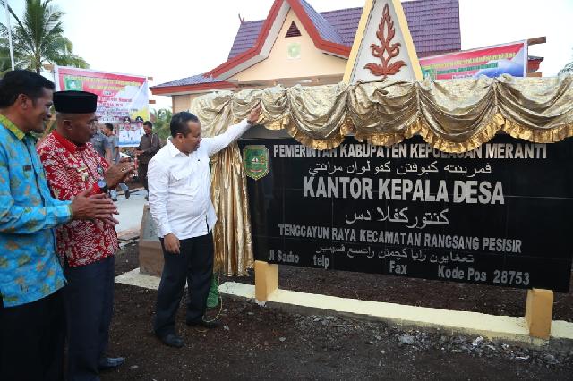 Bupati Irwan Resmikan Kantor Desa Tenggayun Raya