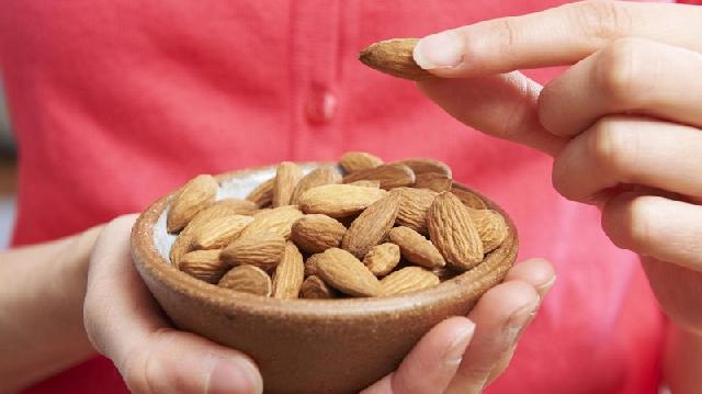 Ngemil Almond Bantu Mengecilkan Pinggang Loh