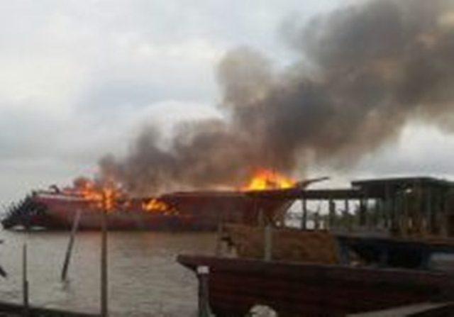 Kapal Sembako Tanpa Muatan Milik Infortir Dumai Terbakar