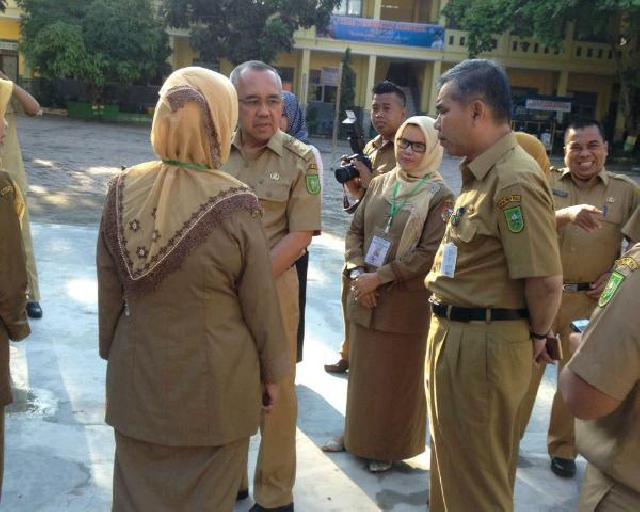 Tinjau Pelaksanaan UN Hari Kedua, Ini Pesan Plt Gubernur Riau