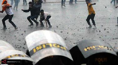 Massa dan Aparat Bentrok di Halaman Gedung DPR