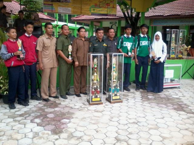 SMKF Ikasari Pekanbaru Serahkan Piala Turnamen Volly dan Basket