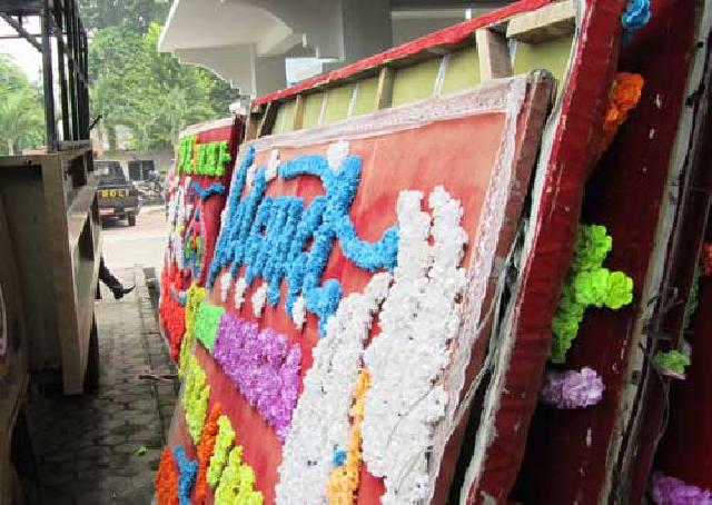 Satpol PP Tertibkan 200 Papan Bunga Ilegal