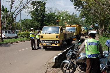 Mengendara Sambil Menelpon Harus Ditilang
